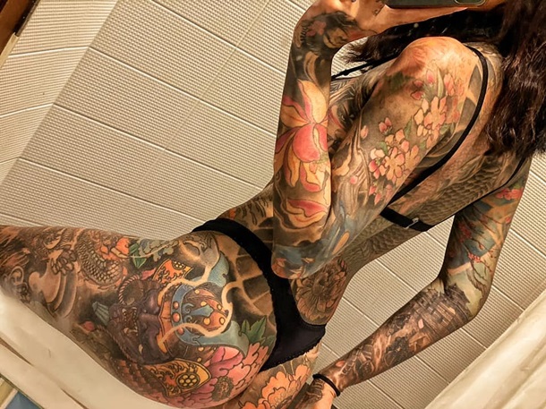 Бабу с татуировками по всему телу будут иметь в попку раком 