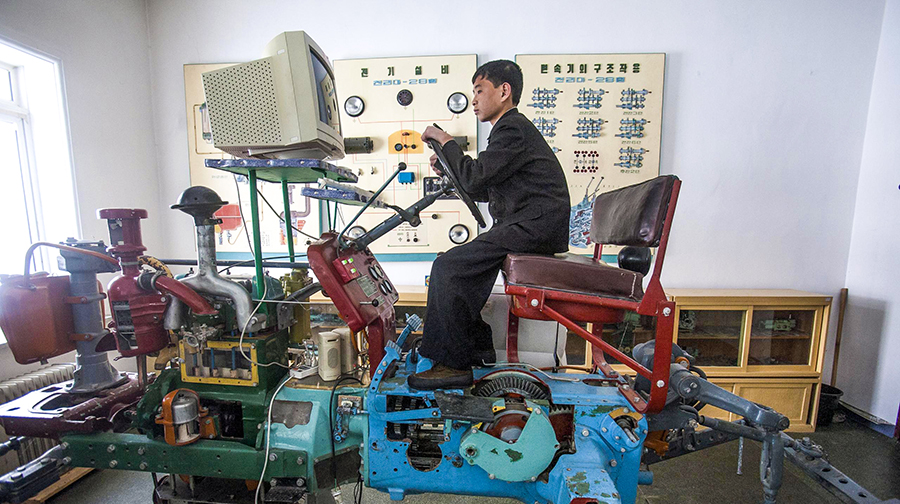 Симулятор трактора для детей работает в Северной Корее